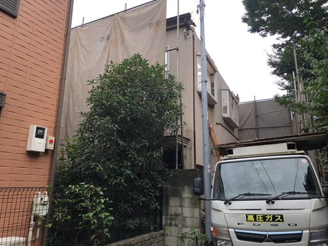 東京都渋谷区初台の木造2階建て家屋解体工事中の様子です。